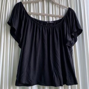 Gilbert - Large - off the shoulder black shirt